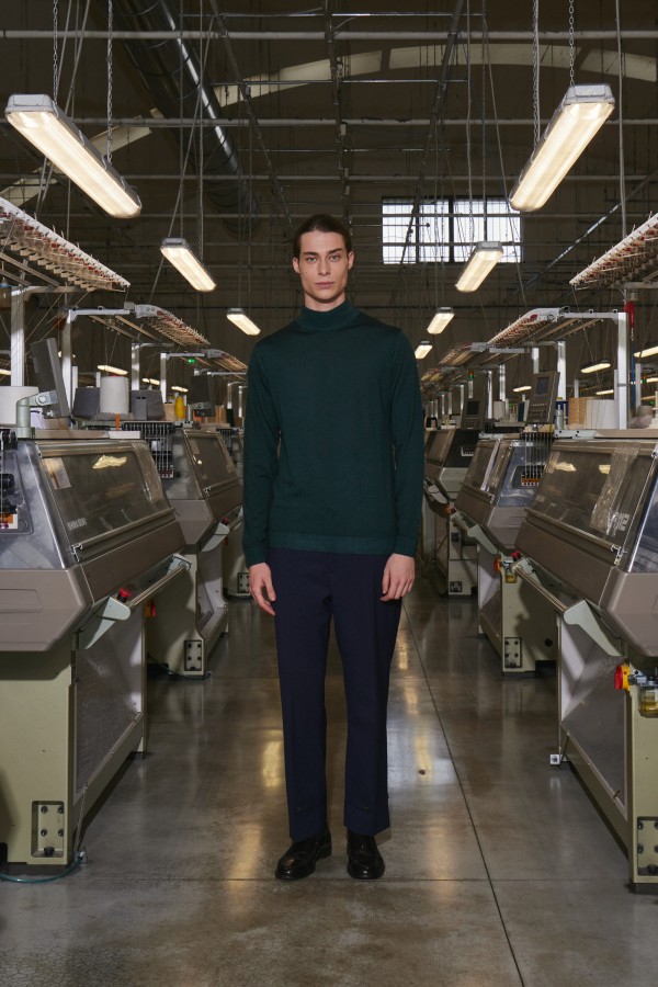 Turtleneck, shaved, 100% extra-fine merino wool, garment-dyed.